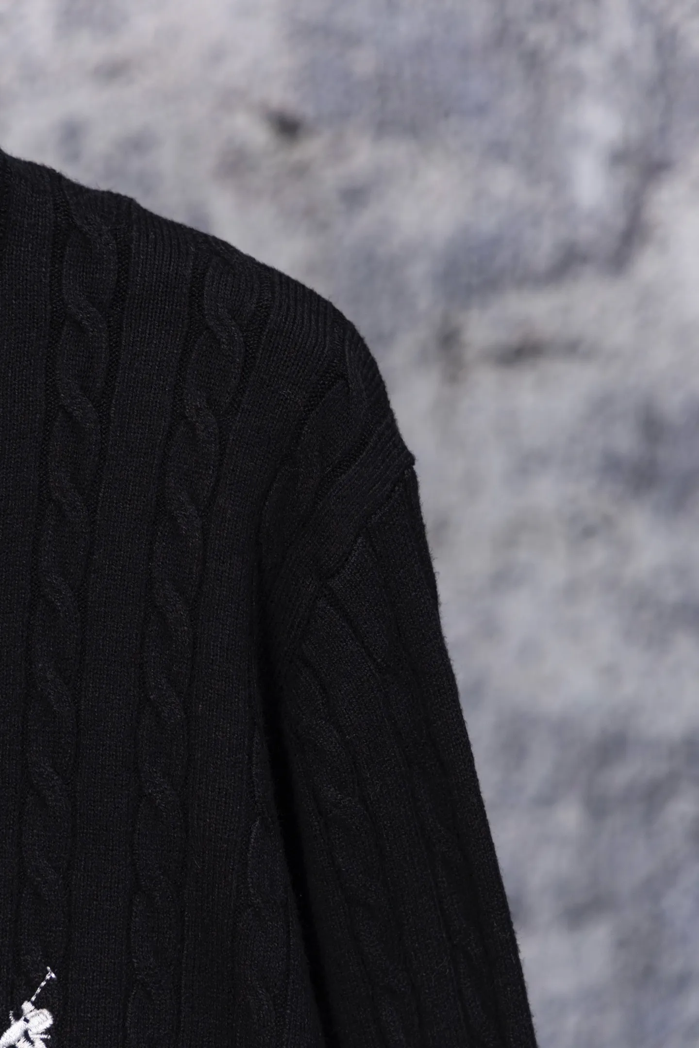 P170 Ralph Lauren Classic Round Neck Solid Color Pony Embroidered Logo Knitted Cardigan Long Sleeve Ralph Lauren Classic Basic Versatile Twist Knitted Cardigan Long Sleeve Main supply platform live broadcast Wholesale entity Replenish when out of stock Not removed from the shelves Quality 1:1 patterning Complete three standards Correct version of pony logo Imported quality cotton yarn Focus on high-end Cost-effective Good quality Needless to say Zhao Lusi's same style is really amazing, so sweet I'm so beautiful. This cardigan is really good-looking. It's simple and easy to wear. It's a must-have for goddess ootd. Good-looking clothes are never picky. A must-have in the wardrobe of goddesses. Size: S-XL. Color: black, apricot, gray, navy, red, white.